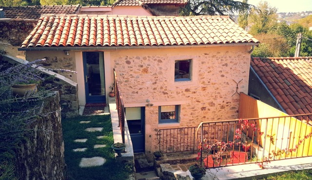 Charming cottage in green and quiet area, close to the city