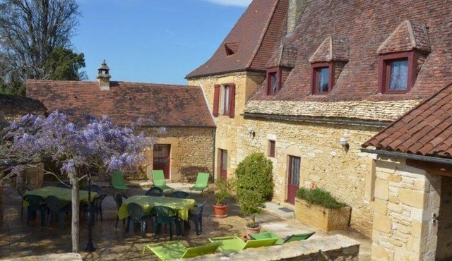 Charming cottage for 12 with WiFi, pets, and parking near Sarlat