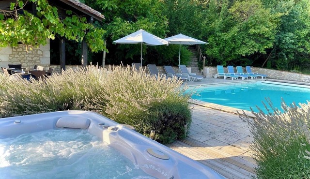 Charming 3-bed with Hot Tub, Pool, Gite in Saint-Aubin-de-Cadelech. Dog Friendly