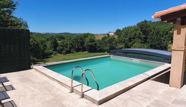 Charming gîte in Lacrouzette with heated pool and spa near Albi