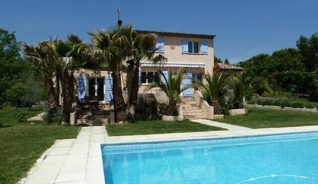 Charming villa in the heart of nature: swimming pool, flower garden, peaceful setting.