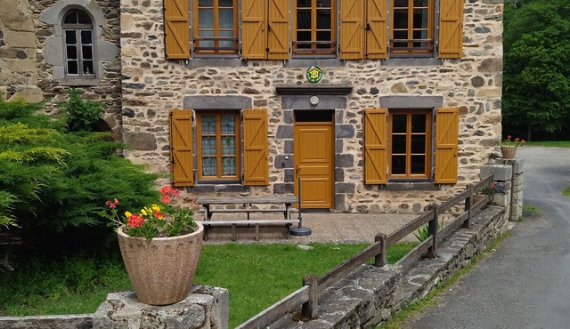 Charming Village Cottage with Courtyard, near Lavaudieu & Doulon Church