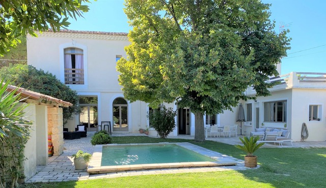 Charming bastide near Aigues-Mortes, heart of the village, quiet swimming pool