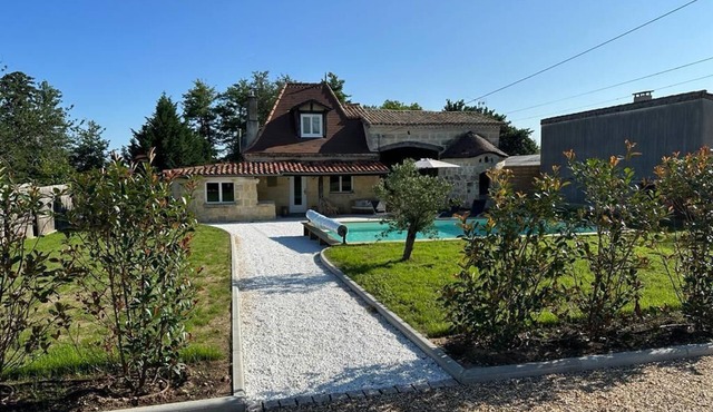 Charming house with pool on the Bordeaux wines route