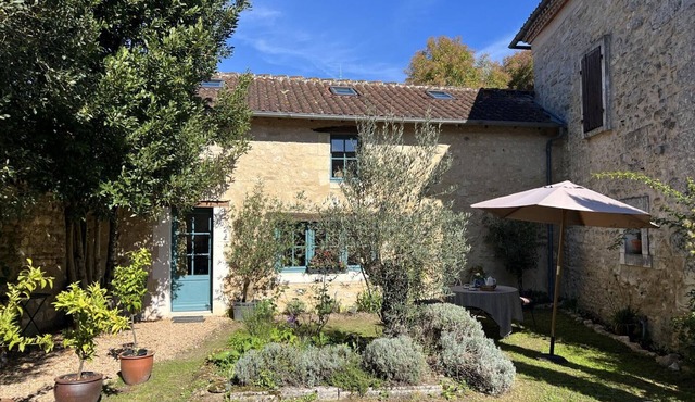 Charming stone cottage for 2 with private garden in the Green Périgord