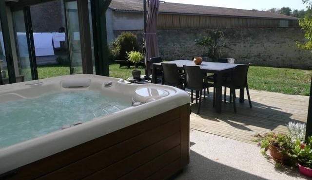 Charming Cottage w/Private Spa, Veranda, Garden, 7 km to Mirecourt, Sleeps 7