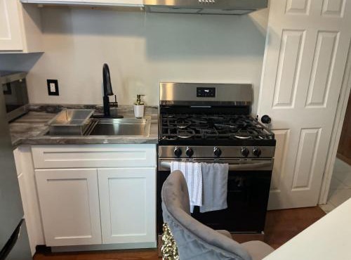 Charming 1-bdrm Apt close to all