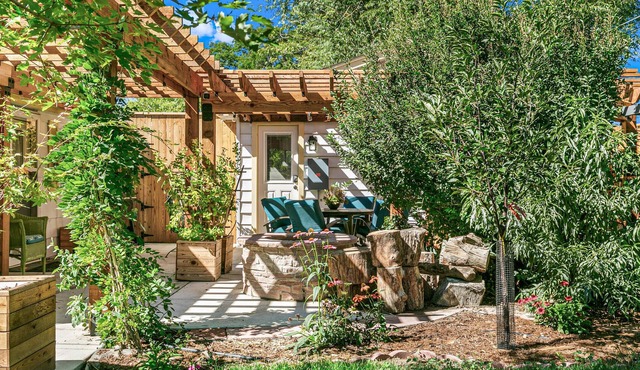 Charming 1-bdrm newly built upscale Cottage with WiFi, AC in peaceful Northglenn