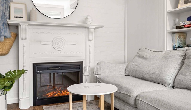 Charming 1-Bed with Fireplace by the Beach