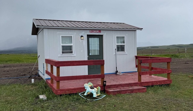 Charming 1-bedroom cottage in tranquil East Glacier Park with WiFi, AC