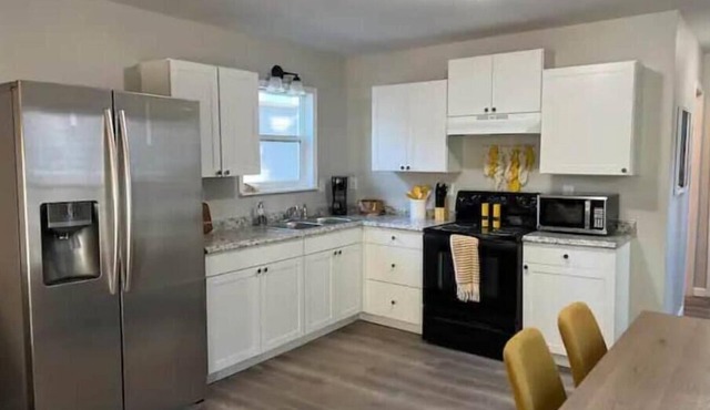 Charming 1 bed 1 bath house short walk to square