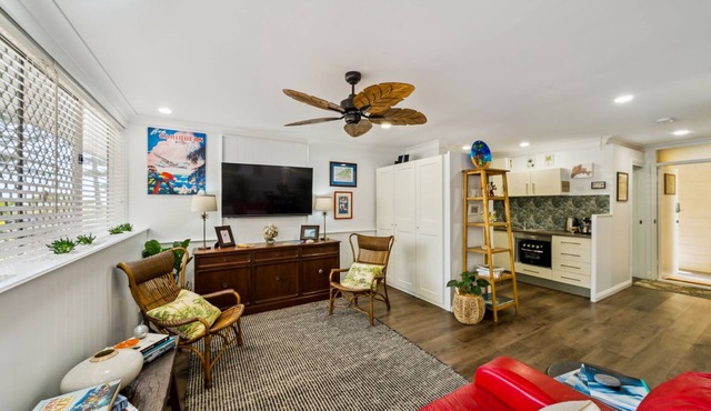 Charming 1-bed apartment, located directly across the road from Burleigh Beach!