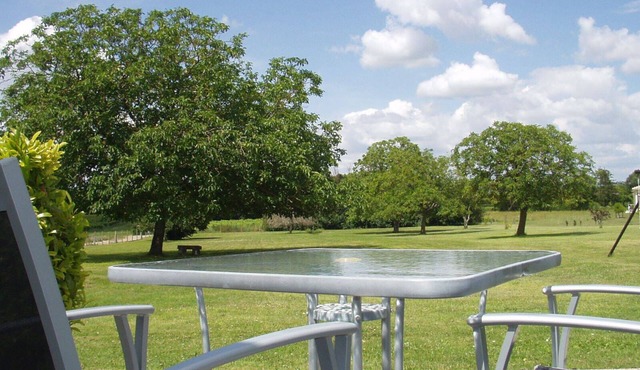 Charming 1-bed cottage in the heart of Cognac vineyards with pool & games room