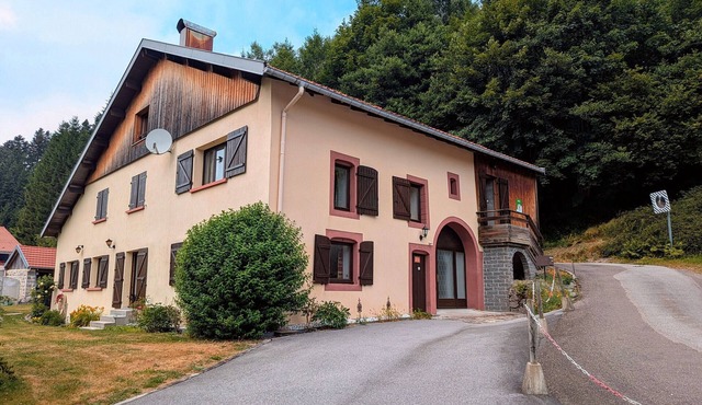 Charming 1-Bed Farmhouse Retreat with Forest Views & Outdoor Activities Nearby