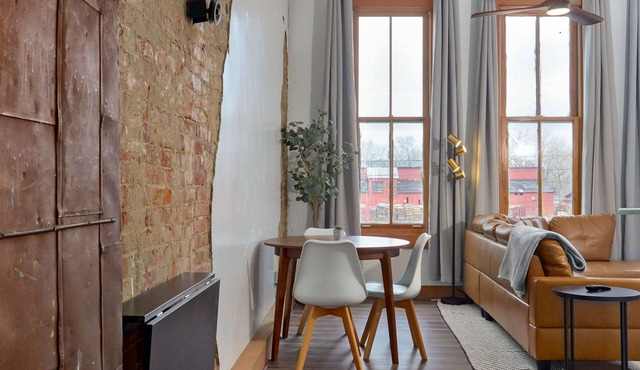 Charming 1-bed loft apartment on Historic C-Street in Springfield with WiFi, AC