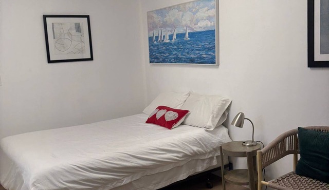 Charming 1-bedroom cottage in serene Hallandale Beach with AC, WiFi