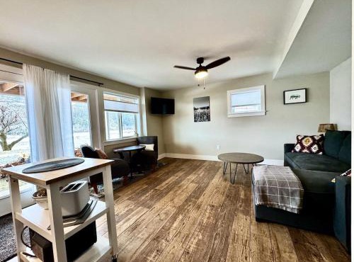 Charming 1 bedbath Suite in waterfront Cottage