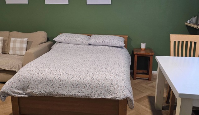 Charming 1-bedroom chalet in fabulous Gwaelod-y-garth with WiFi