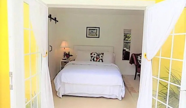 Charming 1-bedroom Cottage in downtown FT. Lauderdale with pool and backyard.