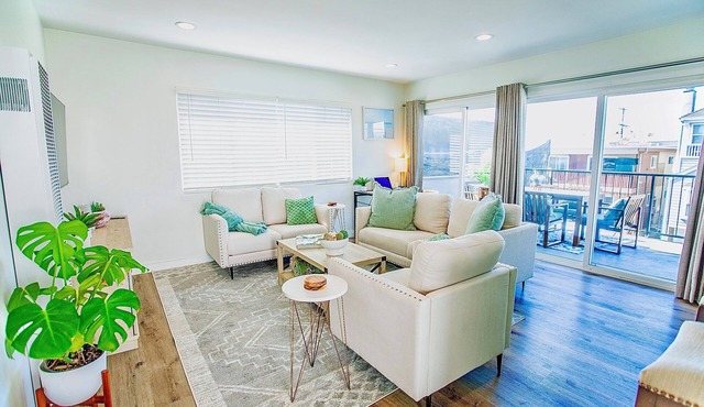 Charming 1-bedroom beach house in downtown Manhattan Beach steps from the sand