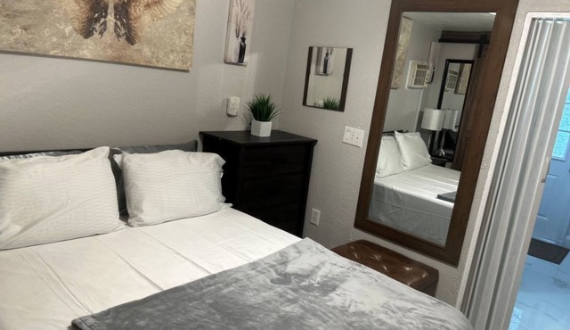 Charming 1-bedroom house in fantastic West Palm Beach with AC