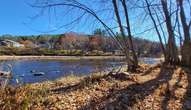 Charming 1-bedroom riverside cottage in enchanting Au Sable Forks with AC & WiFi