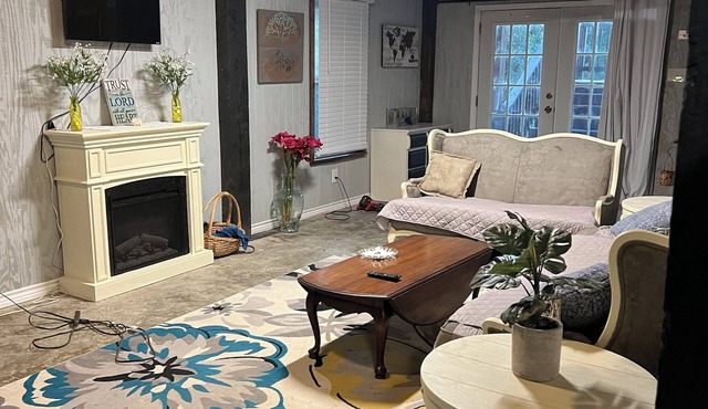 Charming 1-bedroom cottage in delightful Corpus Christi with AC