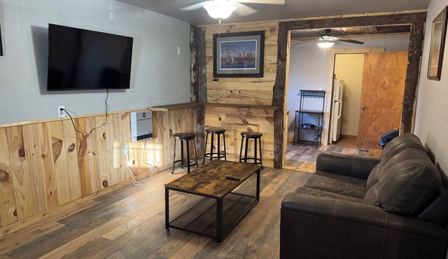 Charming 1 bedroom cabin in De Valls Bluff, AR. Fully furnished cabin with WiFi