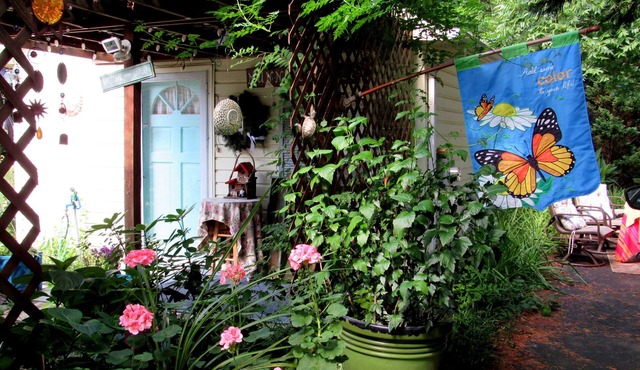 Charming 1-bedroom cottage with WiFi, AC in quaint Pilot Mountain.