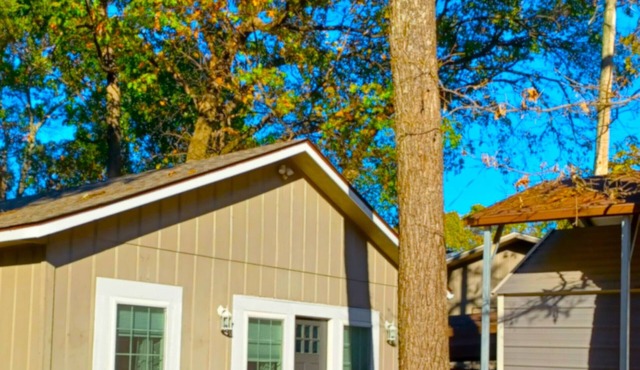 Charming 1-bedroom house with AC and WiFi in tranquil Siloam Spring