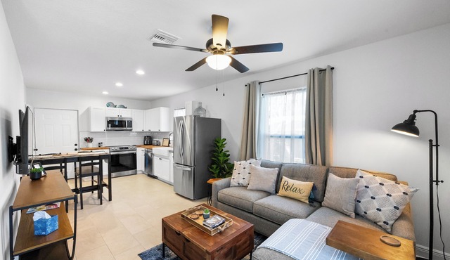 Charming 1-bedroom Cottage - Close to Downtown/Sponge Docks/Beaches/Trails