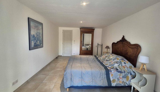 Charming 1-bedroom apartment in a stone farmhouse in Saint-Setiers with WiFi