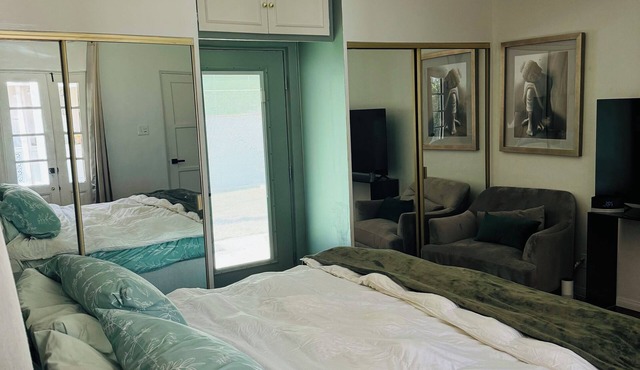Charming 1-bedroom house with AC, WiFi in amazing Beverly Hills