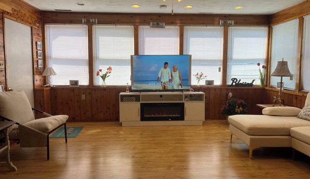 Charming 1-bedroom cottage in Cherry Valley - within walking distance to parks.