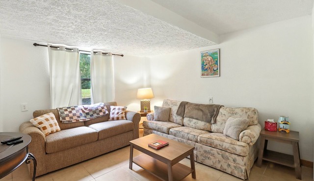 Charming 1-bedroom condo in cool Crystal River with AC