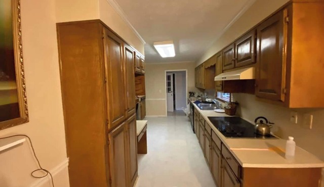 Charming 1-bedroom house in fabulous Lawrenceville with fitness room, WiFi