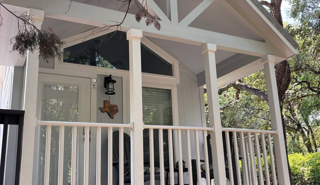 Charming 1-bedroom cottage nestled in the woods 1 mile from Historical Gruene TX