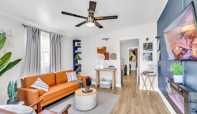 Charming 1-bedroom house with WiFi and AC in less than 4 miles from the beach!