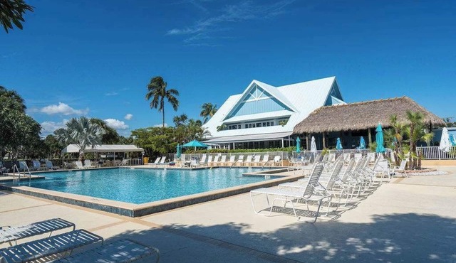 Charming 1-Bedroom, 1.5-Bathroom Apartment in Desirable Jupiter Bay – Steps from