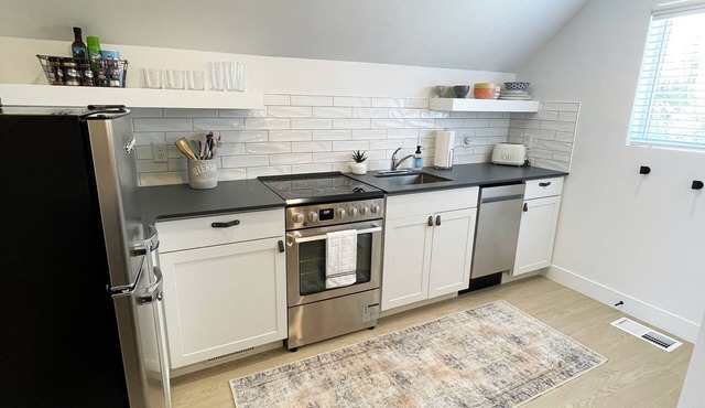 Charming 1 Bedroom 1 bath Private Apartment with Mountain View’s!