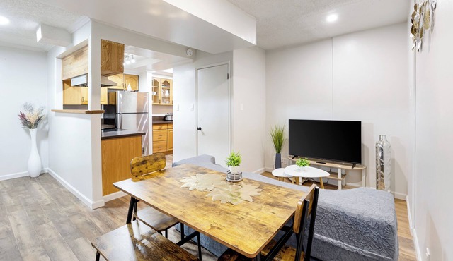 Charming 1 Bedroom + 1 Den Apt Gated Community with Full Kitchen Ground Floor