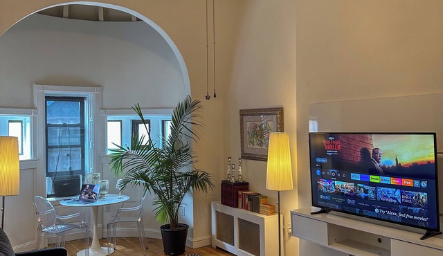 Charming 1-bedroom/1-loft apartment in awesome NYC location with AC, WiFi