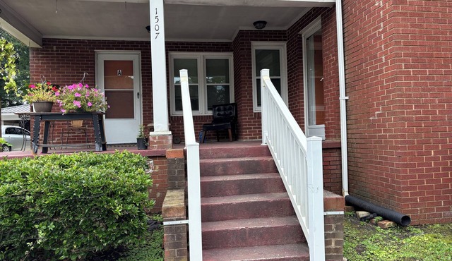 Charming 1 Bedroom, 1 Bathroom Apartment