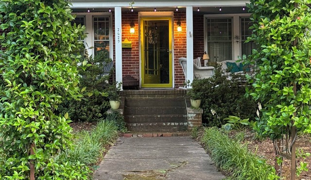 Charming 1 bedroom 1926 apt in historic Lindley Park is close to everything.