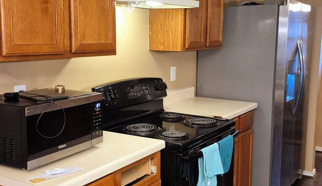Charming 1-bedroom 2 queen bed house in fabulous Lancaster with AC, WiFi
