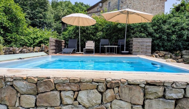 Charming 1 bedroom apartment in stone house with swimming pool, air conditioning