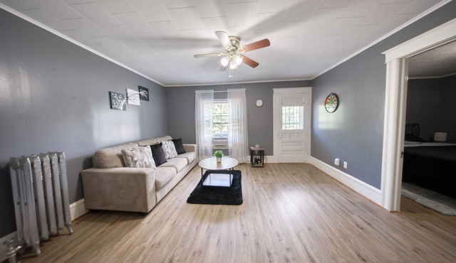 Charming 1-bedroom apartment in welcoming Carbondale with AC