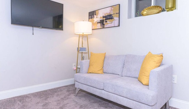 Charming 1-bedroom apartment with WiFi, AC in enchanting Cincinnati