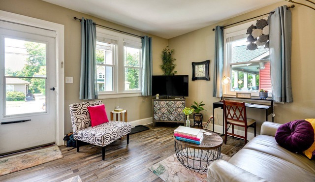 Charming 1-bedroom apartment in delightful Greensboro with central AC & parking