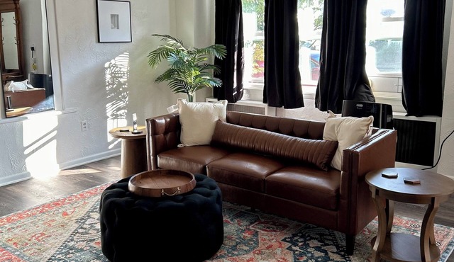 Charming 1-bedroom apartment in Southwest Greensburg - close to everything.